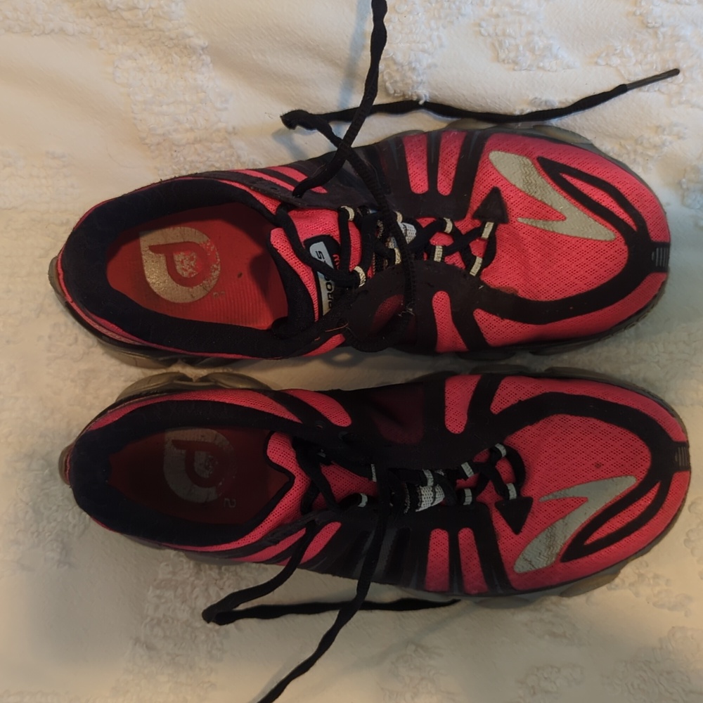 EUC Brooks Neon Pink And Black Sneakers Size 9